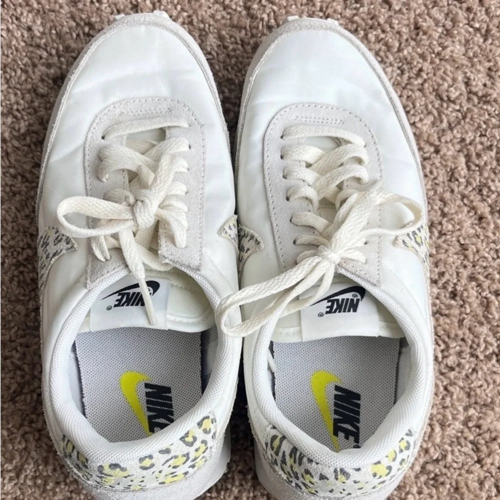 Nike Women's White and Gray Sneakers with Patterned Swoosh